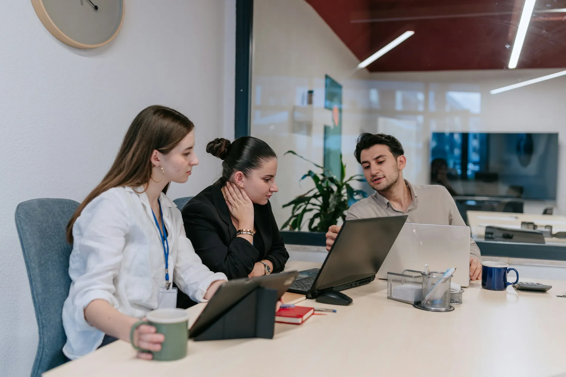 Des spécialistes GTI collaborent devant un poste de travail