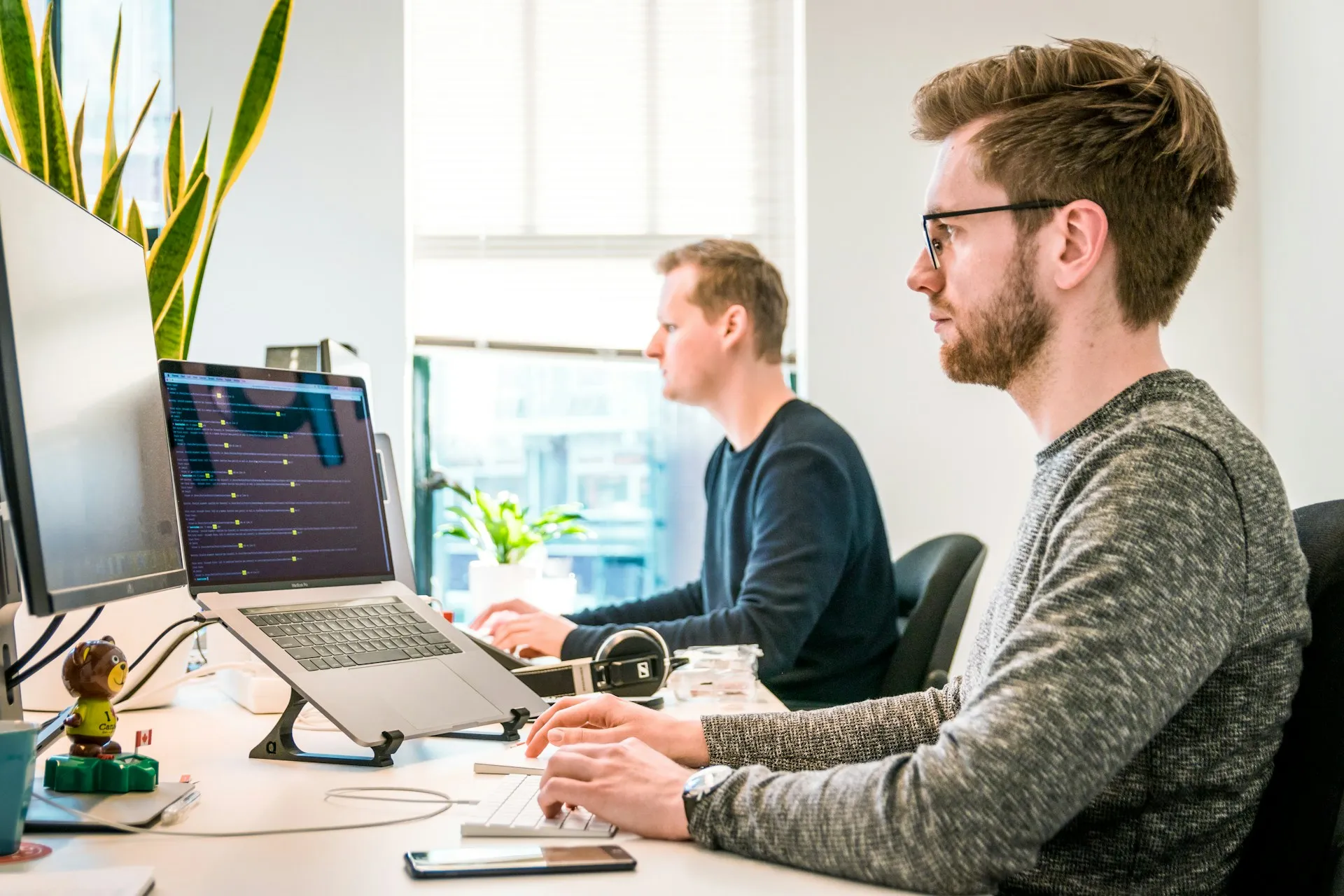 Une équipe collabore autour de solutions logicielles