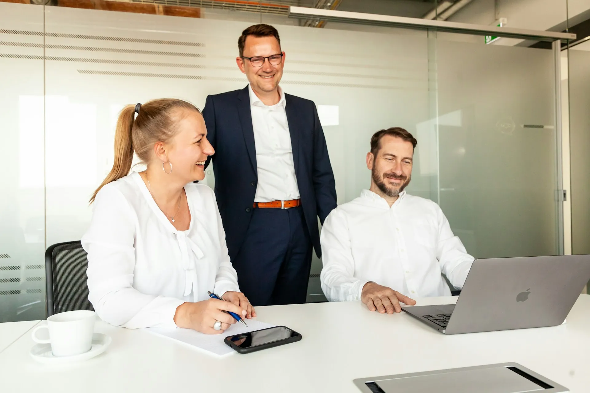 Des spécialistes collaborent sur une réalisation technologique